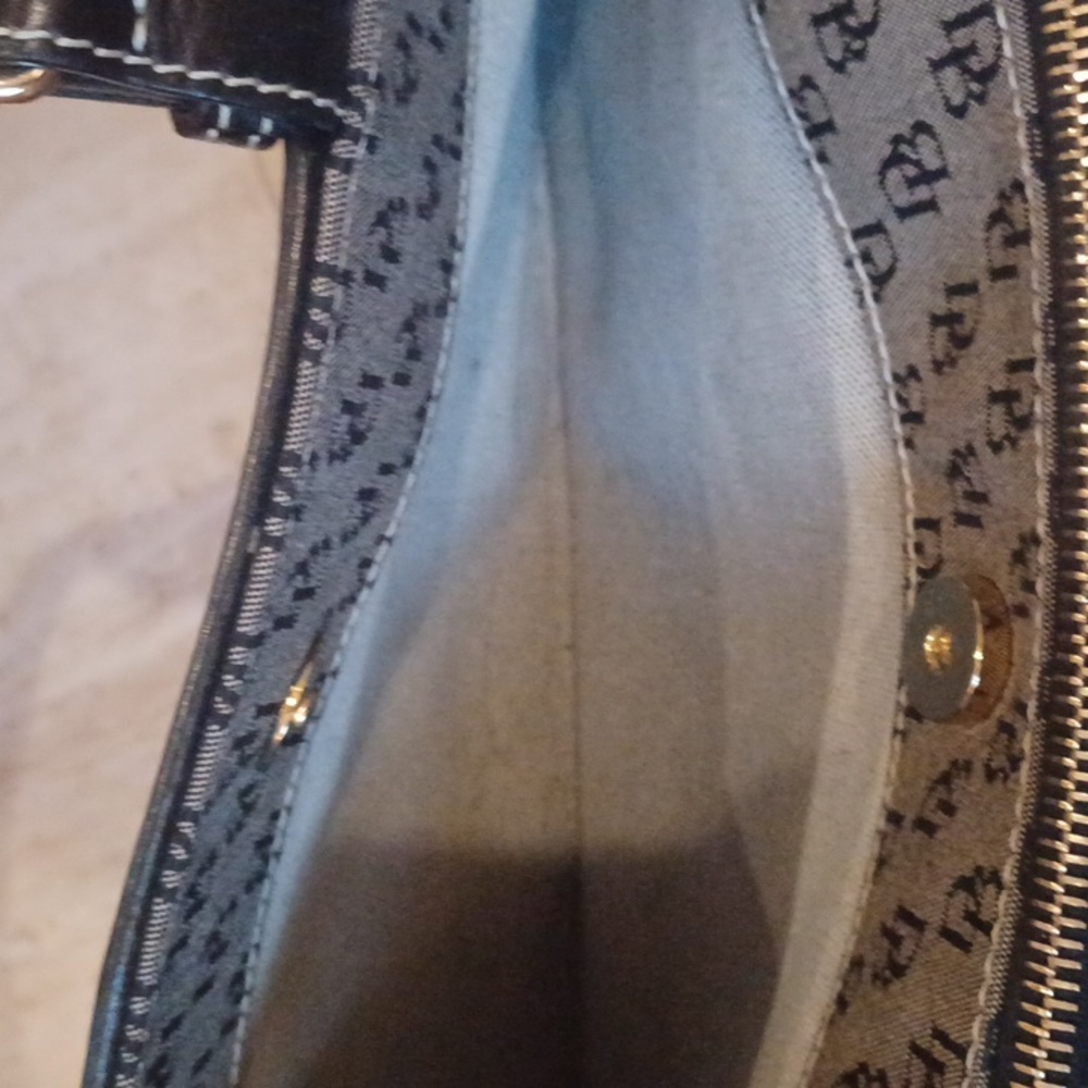 Classy Dooney & Bourke Signature Shoulder Bag - Picture 9 of 16
